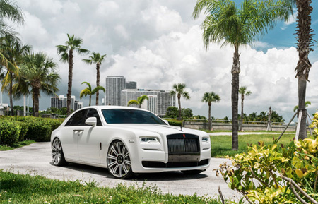 white rolls royce ghost wratih 24 inch forged monoblock concave staggered wheels brushed polished black white oem centercap center cap